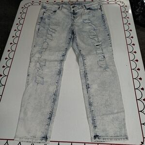 lei Whitewashed Skinny Jeans
